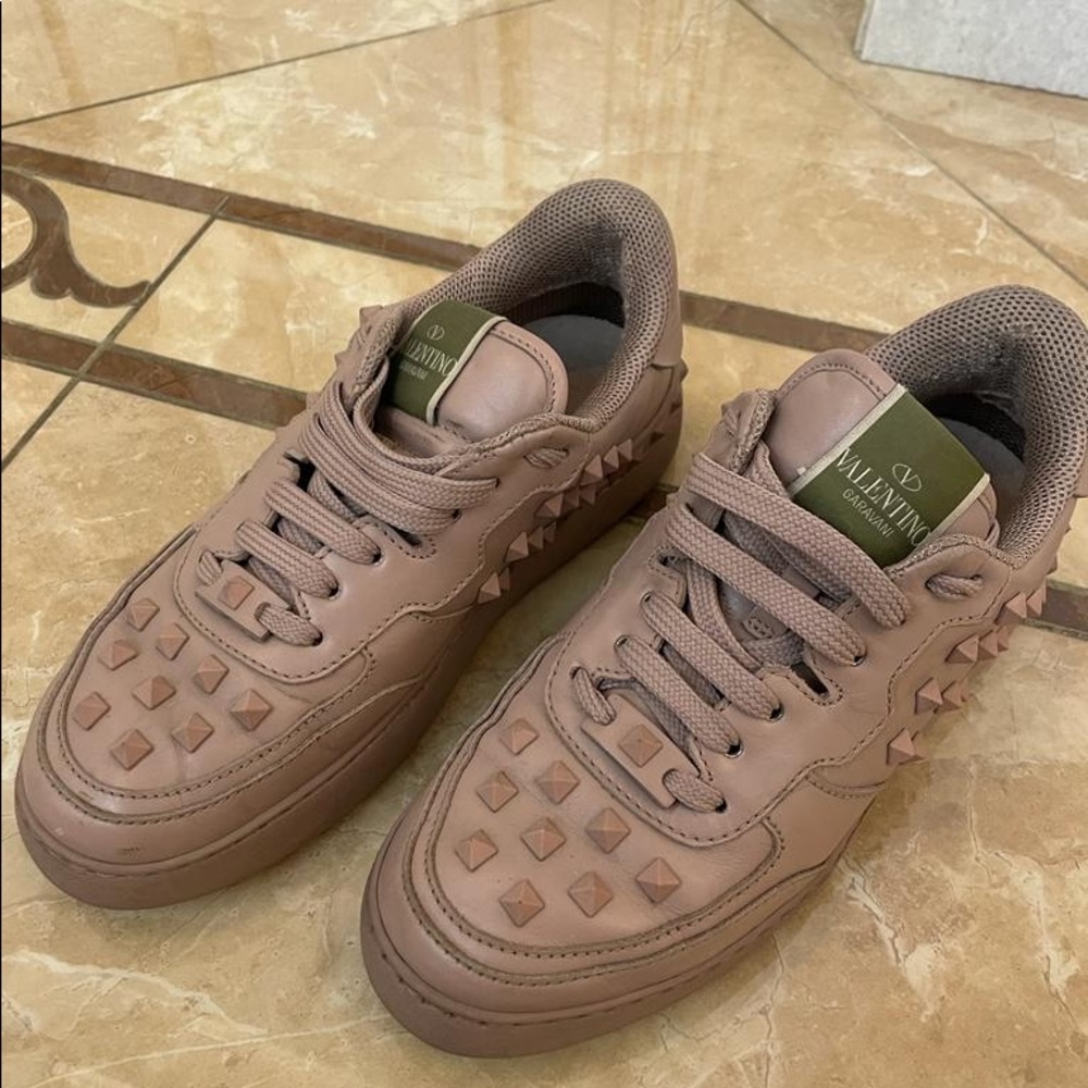 Valentino sneakers in good condition 🖤